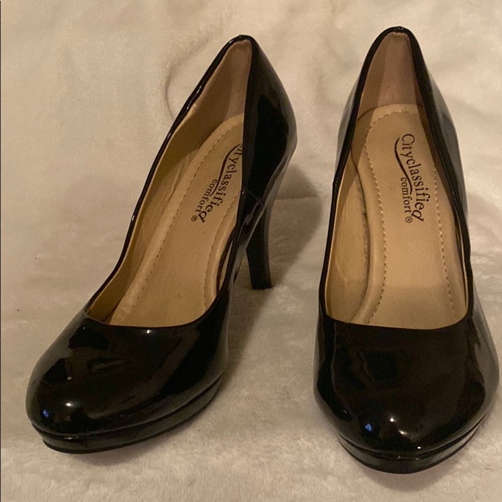 Black patent cushioned pumps